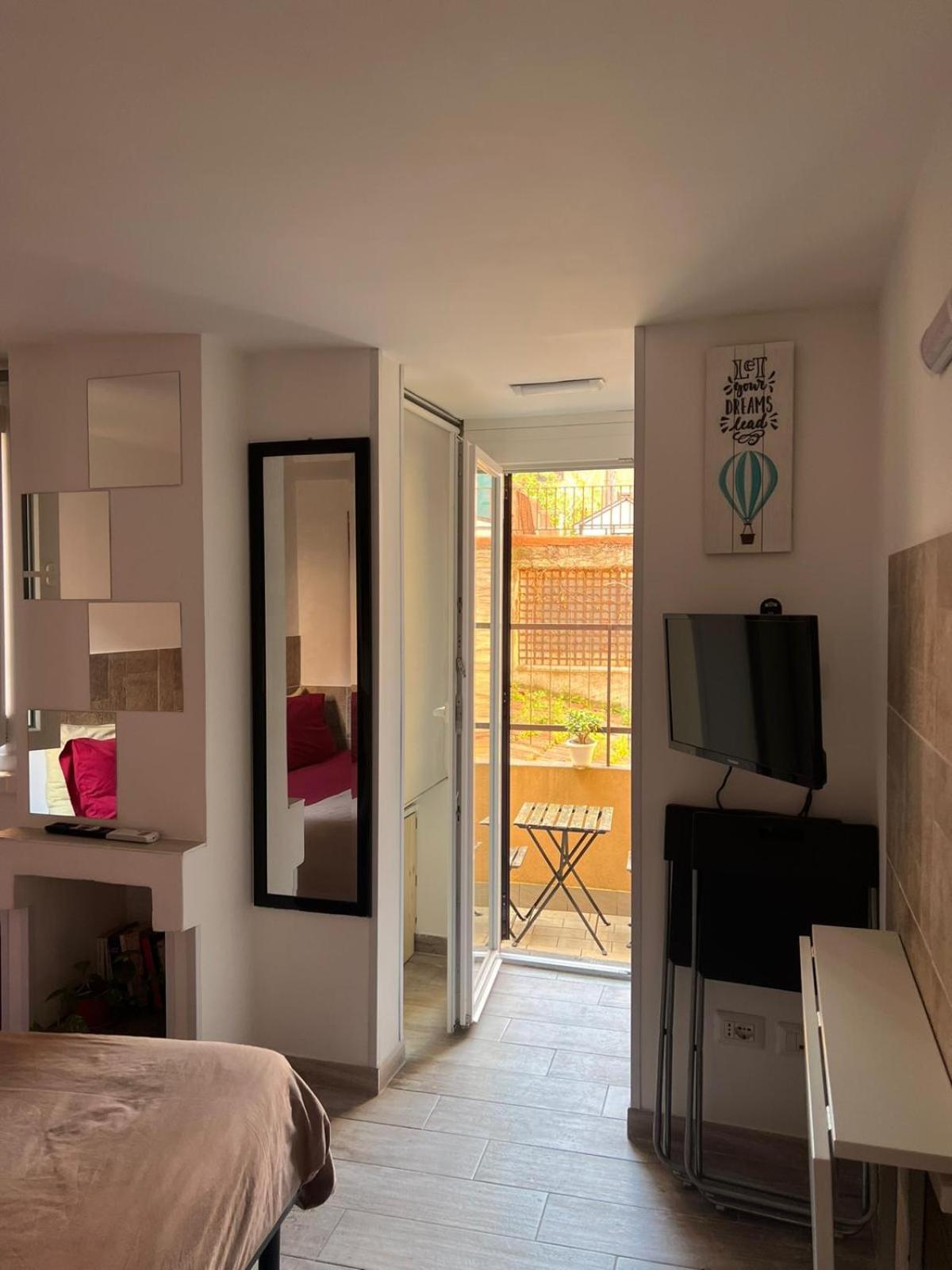 Monolocale Trastevere Locato Per Finalita Turistiche Рим Екстериор снимка